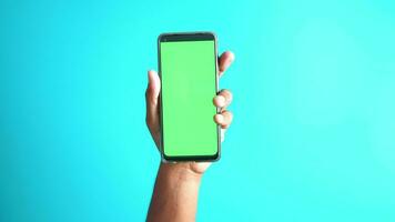 Holding een slim telefoon met groen scherm video