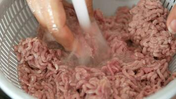 washing minced meat with water video