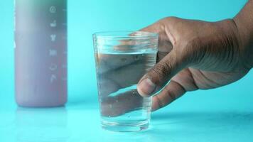 Holding een glas van water met kopiëren ruimte video