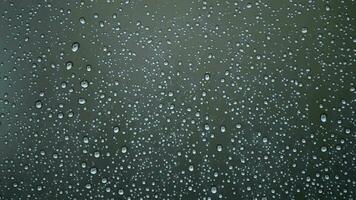 pingos de chuva deslizante baixa a vidro janela do uma quarto enquanto Está chovendo lado de fora video