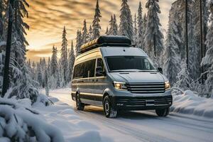 camioneta estacionado en medio de nieve cubierto pinos narrando cuentos de frío desierto encuentros foto