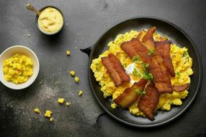 frito tocino y revuelto huevos. ai generativo Pro foto