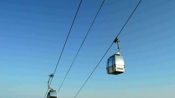 câble voiture ligne fonctionnement avec bleu ciel à Contexte video