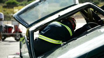 bombeiros trabalhando dentro uma resgate do uma carro acidente ou tráfego video