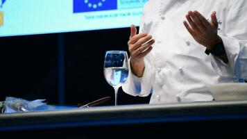 málaga, Espanha, 2020 - mãos do chefe de cozinha dentro mostrar culinária. video