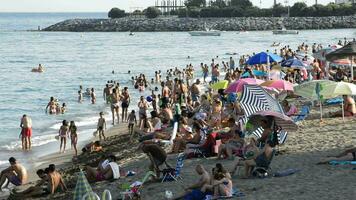 Mijas, Spanien, 2020 - - Menge im Mittelmeer Strand ein Nachmittag Sommer. video