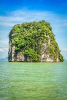 rocas y paisaje marino en la isla de tailandia, phuket foto