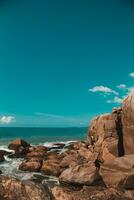 rocas en el playa y azul cielo antecedentes. tailandia Clásico estilo. foto