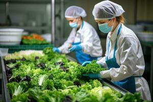 trabajadores en el comida industria eficientemente utilizando residuos reducción tecnología foto