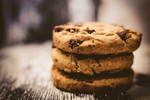 chocolate chip galletas en un de madera antecedentes. selectivo enfocar. tonificado foto