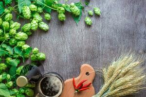 botella y vaso cerveza con trigo y lúpulo como fabricación de cerveza ingredientes en parte superior ver y Copiar espacio zona foto