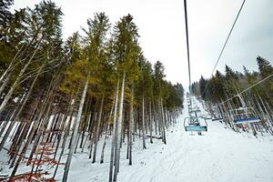 esquí levantar a esquí recurso bukovel en el montañas en un soleado invierno día. foto