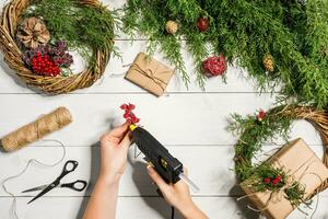 Navidad guirnalda decoración con hecho a mano bricolaje, hacer eso por tú mismo. foto