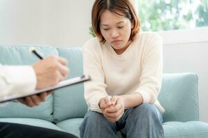 mujer con problemas de salud mental está consultando. el psiquiatra está registrando la condición del paciente para el tratamiento. aliento, problema de amor y familia, bipolar, paciente de depresión, proteger el suicidio foto