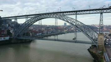 modern elektrisk metro tåg på ponte luis jag bro i Porto, Portugal, Europa. antenn se av känd historisk europeisk stad, ribeira do porto och luis jag bro över douro flod video