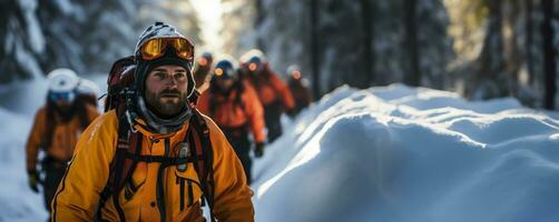 rescate trabajador utilizando nieve Zapatos durante alpino recuperación misión en invierno condiciones foto