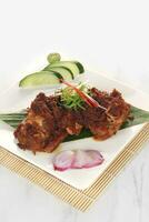 delicioso A la parrilla costillas llamado iga bakar madu en indonesio aislado en un blanco antecedentes foto
