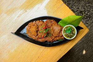 carne de vaca rendang es un minang plato originario desde el minangkabau región en Oeste Sumatra, Indonesia. rendang tiene estado lento cocido y cocido a fuego lento en un Coco Leche sazonado con un hierba y especia mezcla foto