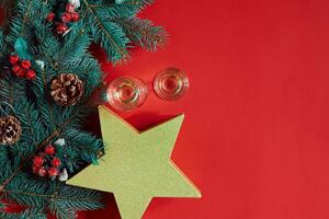 Navidad decoraciones en caliente rojo antecedentes. Navidad y nuevo año tema. sitio para tu texto, deseos, logo. burlarse de arriba. foto