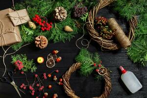 fabricante de Navidad decoración con su propio manos. Navidad guirnalda para el día festivo. el nuevo año celebracion. parte superior ver foto