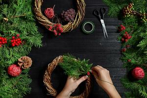 fabricante de Navidad decoración con su propio manos. Navidad guirnalda para el día festivo. el nuevo año celebracion. parte superior ver foto