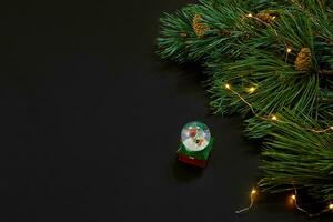 Navidad. Navidad juguetes y abeto rama en negro antecedentes parte superior vista. espacio para texto foto