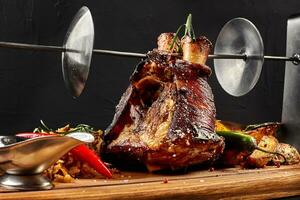 asado Cerdo nudillo eisbein con cocido a fuego lento hervido repollo, patatas y mostaza en de madera corte tablero foto