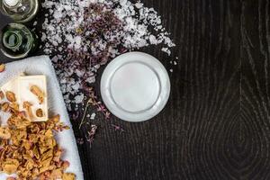 spa productos cosméticos con mascarilla, petróleo y lavanda foto