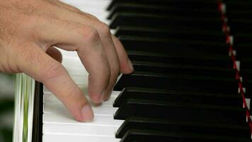 mãos tocando piano video