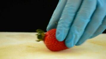 profesional cocinero manos corte un fresa en pequeño cubitos video