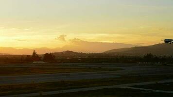 Flugzeug Landung im Flughafen beim Sonnenuntergang video