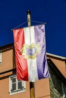 el bandera de Croacia en frente de un edificio foto