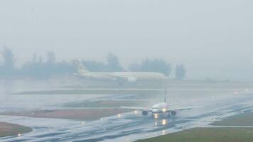 Jet Verkehrsflugzeug Landung während Runway ist nass nach regnet beim Phuket Flughafen. video