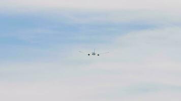 imágenes de un chorro pasajero avión tomar apagado, partida. irreconocible avión de línea moscas lejos. aeronave dejando video