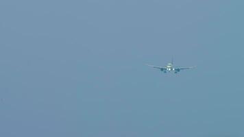 imágenes de aeronave con irreconocible librea que se acerca aterrizaje. frente vista, pasajero avión en el cielo. turismo y viaje concepto video