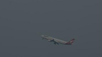 Bangkok, Thaïlande Mars 01, 2023 longue tir, Boeing de qantas compagnies aériennes prise de à suvarnabhum aéroport, Bangkok. avion escalade, côté vue video