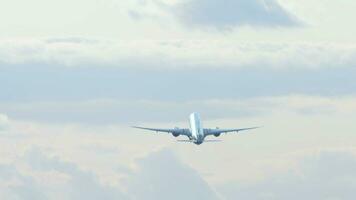 aereo sollevamento su dopo ha preso via a partire dal aeroporto. passeggeri aereo arrampicata, posteriore Visualizza. partenza volo video