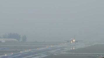 Jet Passagier Flugzeug Landung im ein Platzregen beim Phuket Flughafen. Arm Sichtweite, schwer Regen video