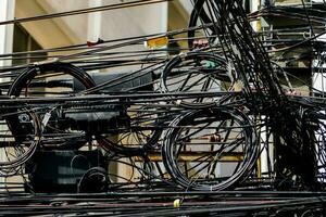 un pila de alambres y cables en frente de un edificio foto