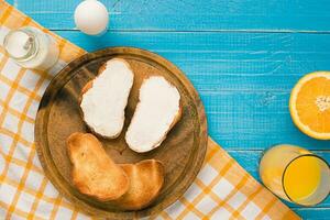 continental desayuno con brindis pan, naranja jugo foto