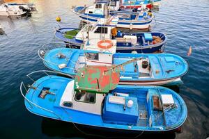 varios pequeño barcos son atracado en el agua foto