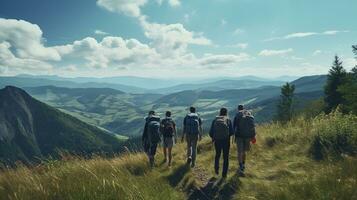 sincero foto de amigos excursionismo juntos en el montañas. aventuras viaje concepto