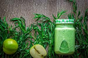 verde zalamero con Espinacas y manzanas en vaso foto