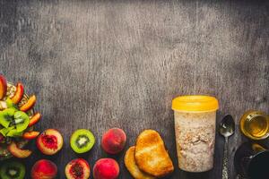 ingredientes para harina de avena en oscuro de madera mesa. concepto de sano alimento. parte superior vista, Copiar espacio. tonificado foto