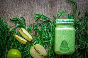 verde zalamero con Espinacas y manzanas en vaso foto