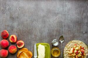 harina de avena con durazno, brindis con mantequilla y miel en un de madera mesa. el concepto de un sano desayuno foto