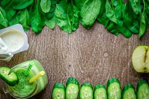 verde zalamero con manzanas, yogur, espinaca, Pepino en de madera antecedentes foto