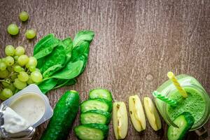 verde zalamero con manzanas, yogur, espinaca, Pepino en de madera antecedentes foto