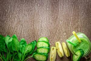 verde zalamero con manzanas, yogur, espinaca, Pepino en de madera antecedentes foto