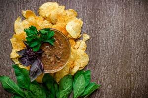 patata papas fritas con inmersión salsa en un de madera mesa. insalubre comida en un de madera antecedentes. foto